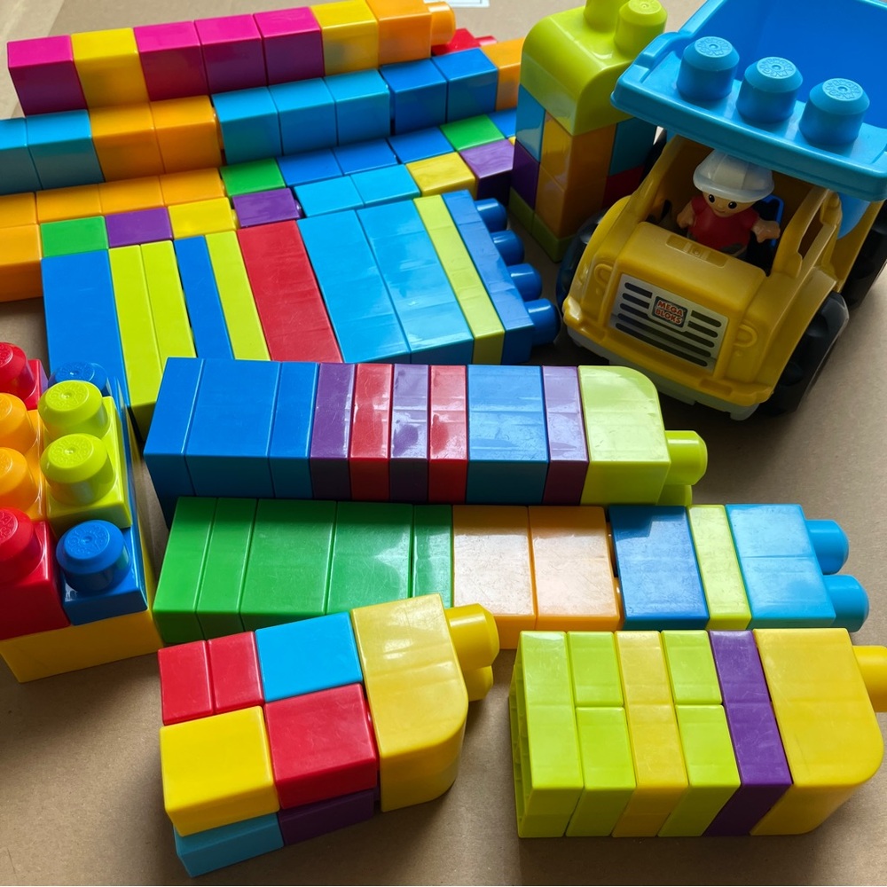 Mega Bloks First Builders Cat Dump Truck Construction Lot 100 Blocks Figure Set